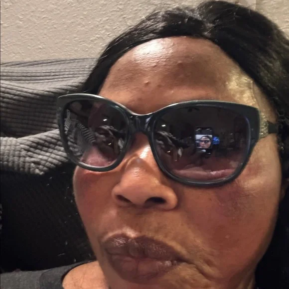 Vera Wang Galdora Black Sunglasses display picture 1